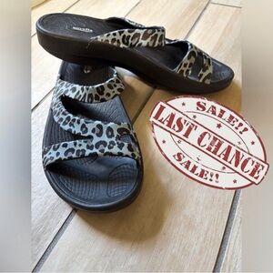 Sovella Stylish Leopard Print Women's Size 10 Sandals NWOT
